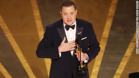 Entre lágrimas, Brendan Fraser acepta el Oscar como mejor actor por su ...