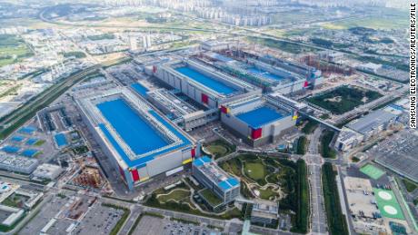 FILE PHOTO: A view shows Samsung Electronics&#39; chip production plant at Pyeongtaek, South Korea, in this handout picture obtained by Reuters on September 7, 2022.  Samsung Electronics/Handout via REUTERS    THIS IMAGE HAS BEEN SUPPLIED BY A THIRD PARTY/File Photo