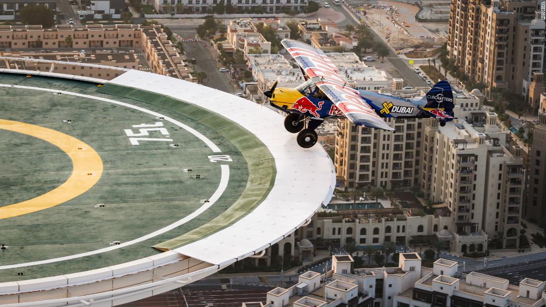 Pilot ląduje na lądowisku dla helikopterów Burj Al Arab po raz pierwszy