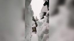 Lelaki membina terowong salji setinggi 12 kaki untuk keluar dari rumah