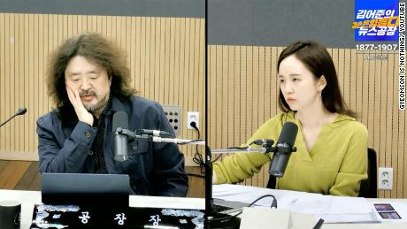 &#39;Modesty is Nothing&#39; presenter Kim Ou-joon and reporter You Milly talk about the day&#39;s news on March 8, 2023.