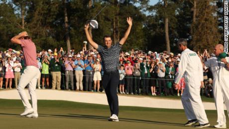 Scheffler celebrates on the 18th green after sealing victory at Augusta in 2022.