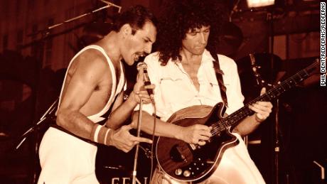 UNITED KINGDOM - JULY 01:  Photo of Freddie MERCURY and Brian MAY and QUEEN; Brian May & Freddie Mercury performing live on stage  (Photo by Phil Dent/Redferns)