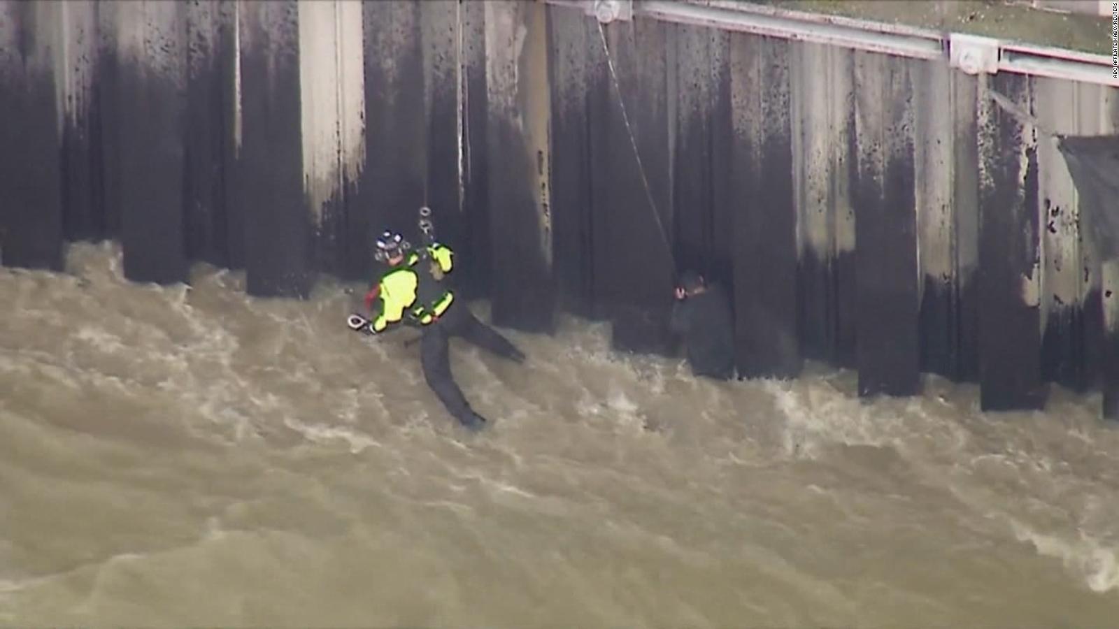 Rescatan a un hombre de un crecido río en Los Ángeles - CNN Video