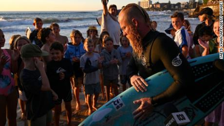 Australian former professional surfer Blake Johnston broke the record for the world&#39;s longest surf session on Cronulla Beach in Sydney on March 17, 2023.