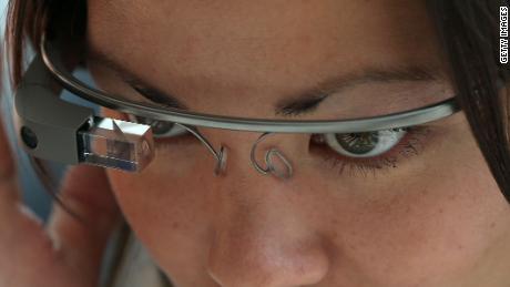 Por qué Google no venderá más sus gafas inteligentes? - CNN Video
