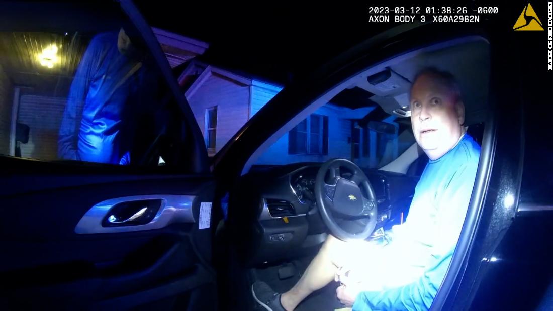 Des images de la caméra corporelle montrent un capitaine de police d’Oklahoma City en congé demandant à un officier d’éteindre la caméra corporelle lors d’un arrêt présumé pour conduite avec facultés affaiblies