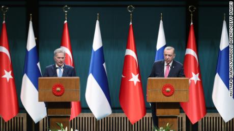 Turkish President Recep Tayyip Erdogan (right) and Finnish President Sauli Niinisto in Ankara on March 17.