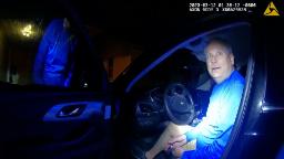 Video menunjukkan kapten polis yang tidak bertugas berulang kali meminta sarjan menghentikan penggambaran penangkapan DUI