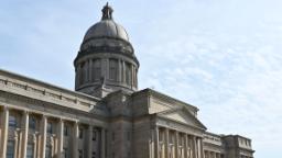 Penggubal undang-undang Kentucky meluluskan larangan ke atas penjagaan yang mengesahkan jantina belia