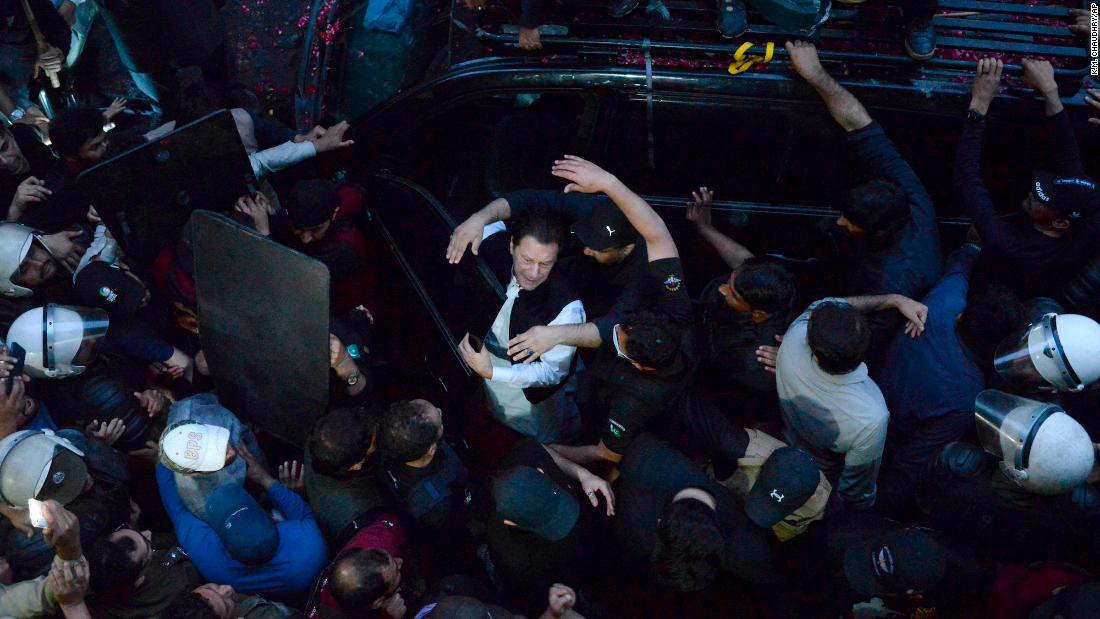 Imran Khan: Bývalý pákistánský vůdce se objeví u soudu, když se jeho příznivci střetnou s policií