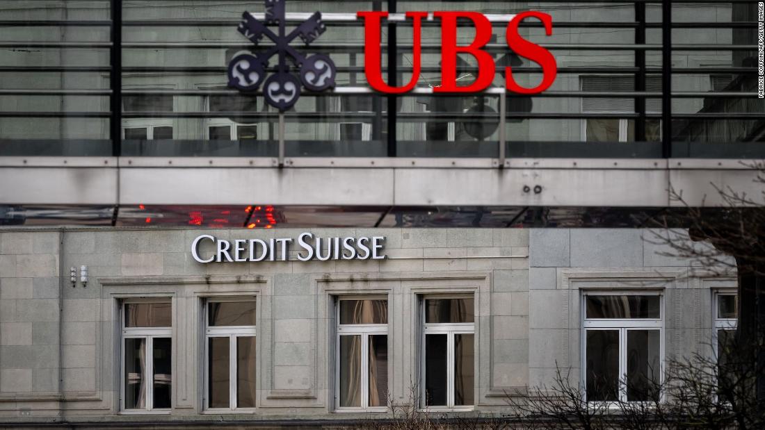 UBS compra Credit Suisse em um esforço para conter a crise bancária