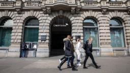 UBS membeli Credit Suisse dalam usaha untuk menghentikan krisis perbankan