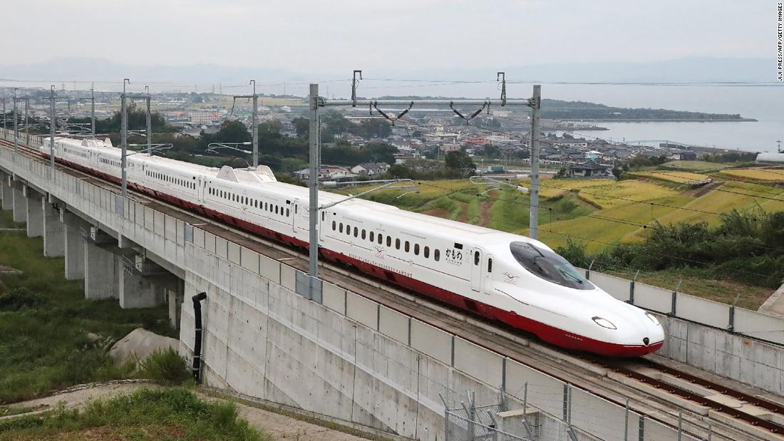 日本を旅行するための新しい列車と新しいルート