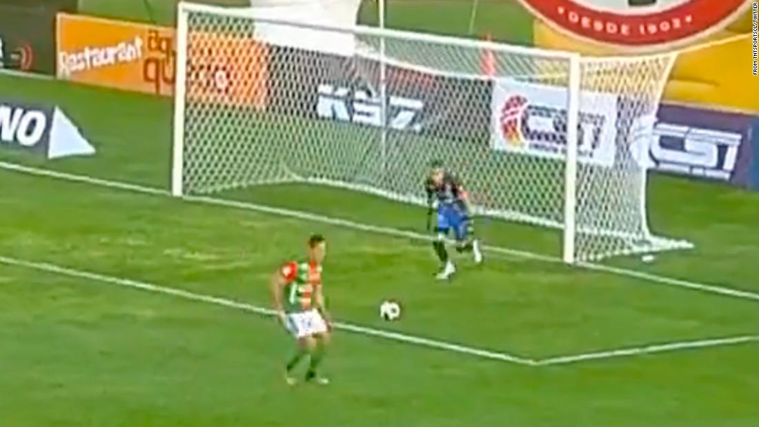 Leandro Requina: The goalkeeper scores from the goal area, the longest possible record for a goal