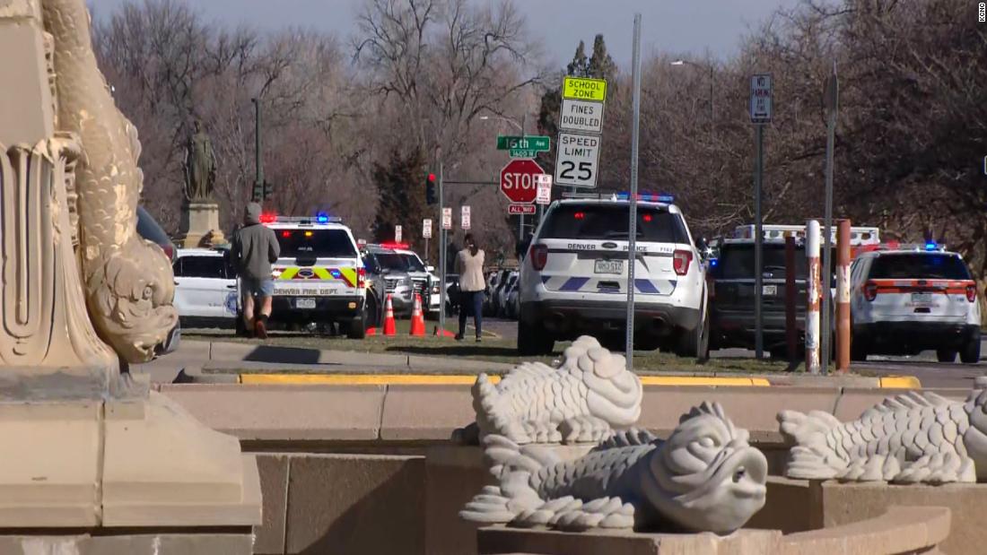 Strzelanina w szkole w Denver: uczeń strzela do 2 pracowników przed ucieczką, mówią władze