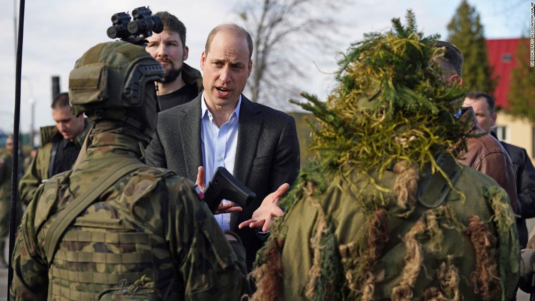 Принц Уильям нанес неожиданный визит военным у украинско-польской границы
