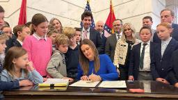 Sarah Huckabee Sanders, gabenor Arkansas, menandatangani rang undang-undang yang menyekat penggunaan bilik mandi transgender di sekolah