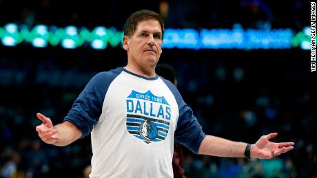 Dallas Mavericks owner Mark Cuban was not happy with the officials during his team&#39;s game against the Golden State Warriors.