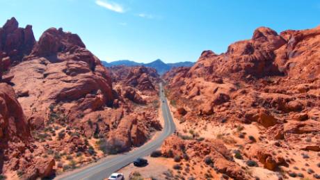 The main road leading into Nevada&#39;s Valley of Fire state park.