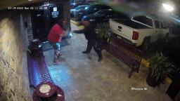 Video: Pengawal keselamatan melawan lelaki bersenjata yang memakai topeng syaitan di kelab strip Florida