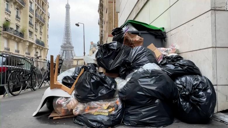 ﻿﻿Trash is piling up on the streets of Paris. Here's why