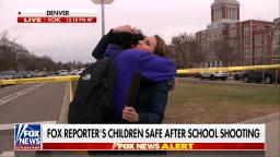 Wartawan Fox News memeluk anaknya di udara selepas dia keluar dari penggambaran sekolah