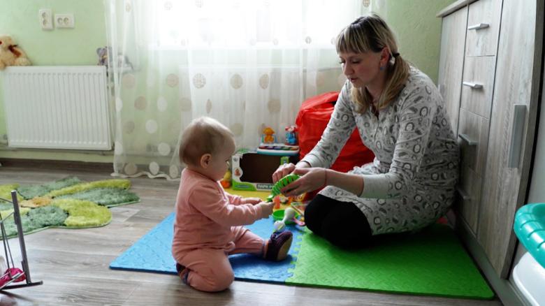 Nurses use an extraordinary trick on Russians to save children