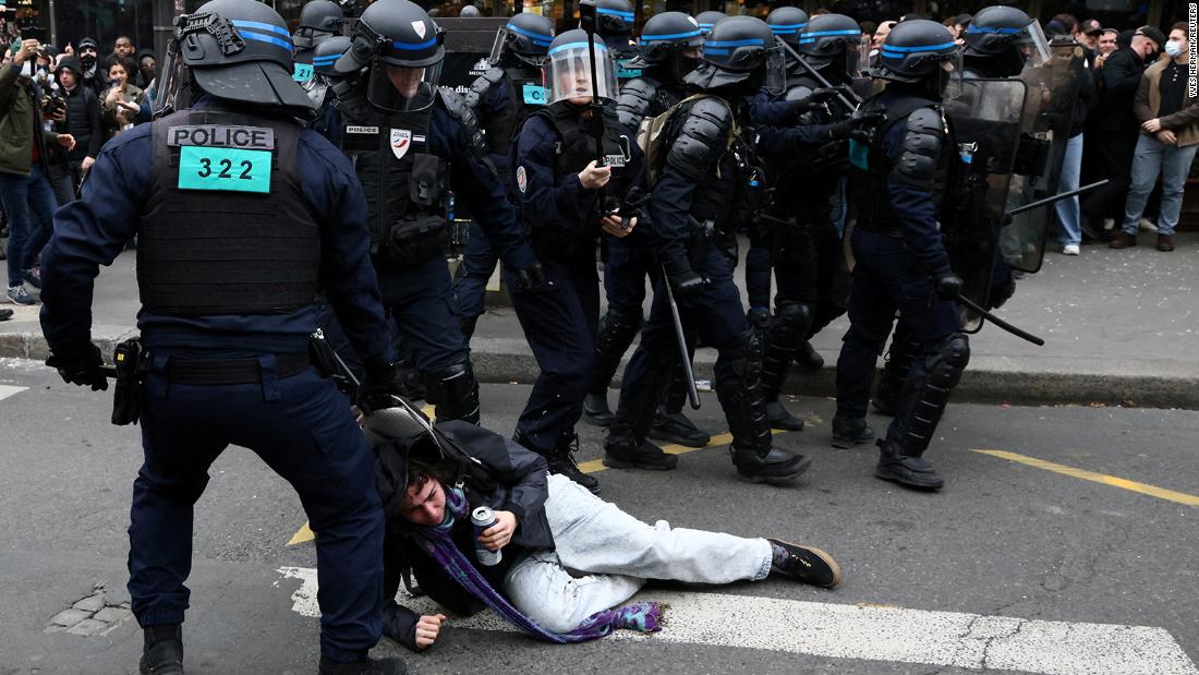 Protesty proti důchodové reformě ve Francii se po Národním akčním dni stávají násilnými