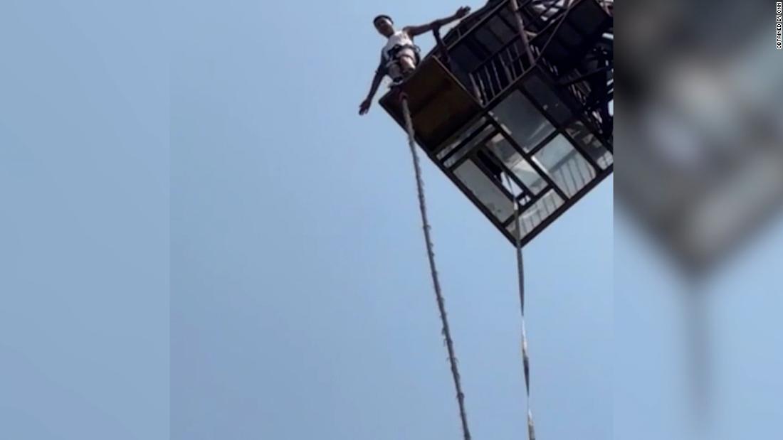 See tourist freefall after bungee jump cord snaps in Thailand