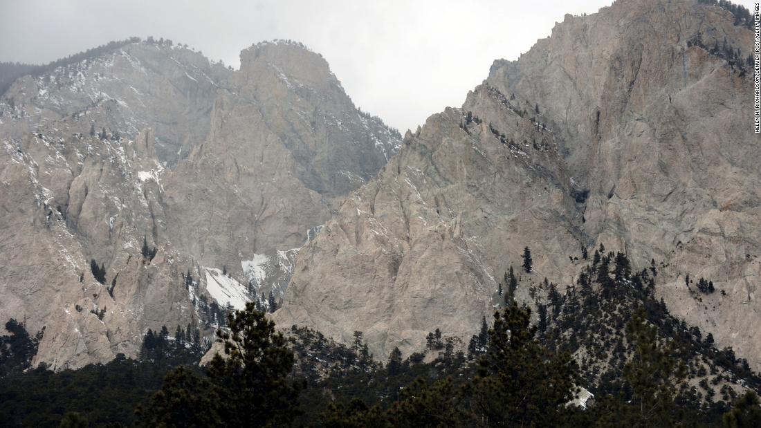 Man attacked by a mountain lion while relaxing in a hot tub