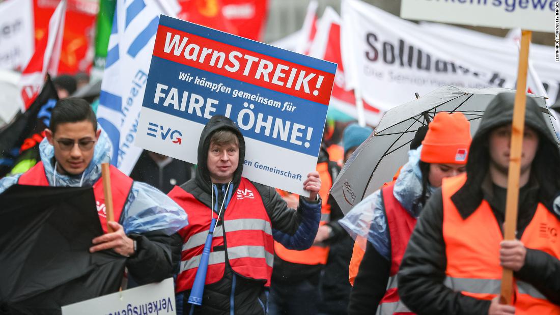 Stakingen in Duitsland ontregelen vluchten en treinen, ‘verlammen’ Europa’s grootste economie