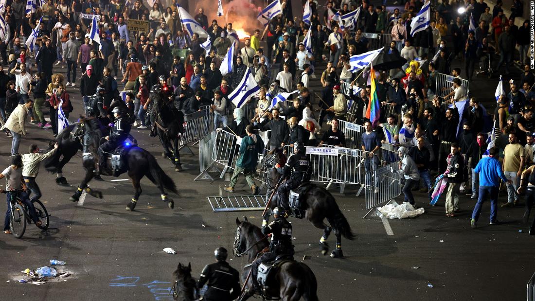 イスラエル：ネタニヤフ首相がヨアブ・ガラント国防長官を解雇した後、大規模なデモが発生しました。