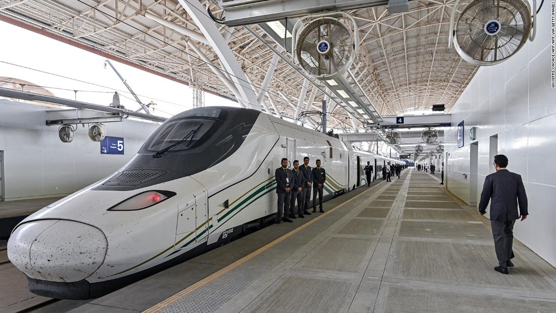 قطار فائق السرعة يربط مكة المكرمة بالمدينة المنورة في المملكة العربية السعودية