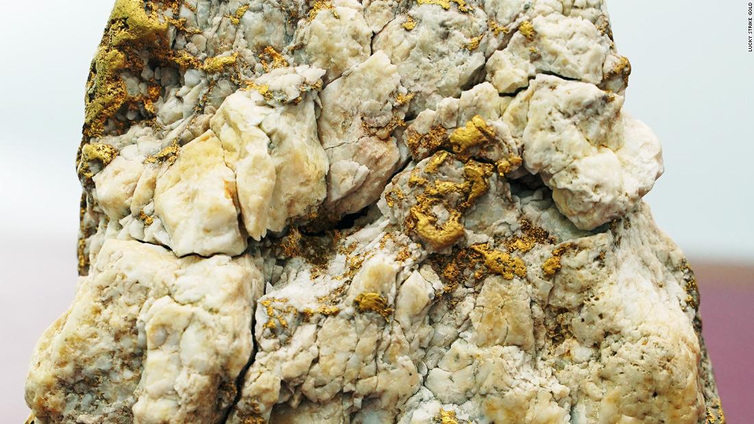 Amateur gold digger finds huge nugget worth $160,000 in Australia