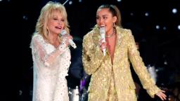 Duet Miley Cyrus-Dolly Parton ‘Rainbowland’ diharamkan oleh daerah sekolah Wisconsin