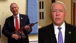 Penggubal undang-undang mencabar Biden untuk mengambil AR-15 pada tahun 2020. Lihat jawapannya apabila CNN melancarkan pita itu