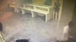 Video menunjukkan tahanan dikunci di belakang pintu ketika kebakaran berlaku di pusat tahanan