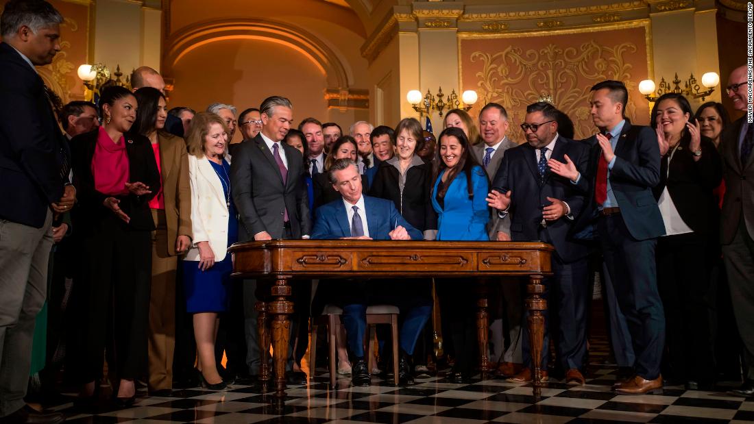 El gobernador de California firma un proyecto de ley que otorga a la Comisión de Energía el poder de supervisar las compañías petroleras
