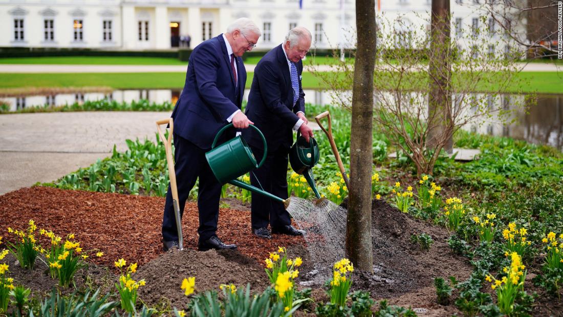 The King and Steinmeier plant a manna ash tree in memory of the King&#39;s late mother, Queen Elizabeth II.