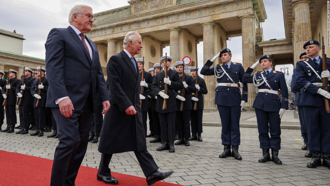 The King and Steinmeier inspect a guard of honor during a ceremonial welcome at Berlin&#39;s Brandenburg Gate.
