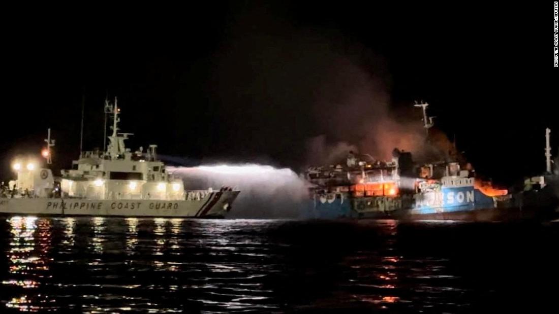 أدى حريق عبارة في الفلبين إلى مقتل العشرات مع هروب ركاب إلى البحر