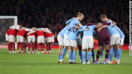 LONDON, ENGLAND - FEBRUARY 15: Arsenal and Manchester City teams huddle before the Premier League match between Arsenal FC and Manchester City at Emirates Stadium on February 15, 2023 in London, England. (Photo by Julian Finney/Getty Images)