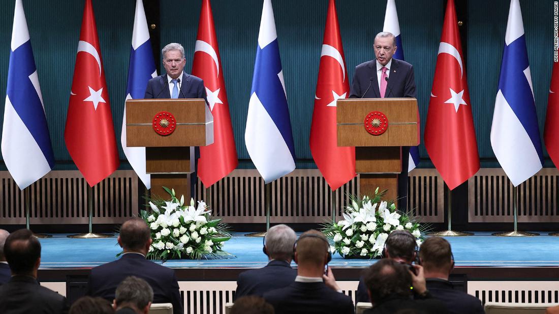 A Turquia aprova a candidatura da Finlândia à OTAN, eliminando assim o último obstáculo.  A Suécia ainda está esperando.