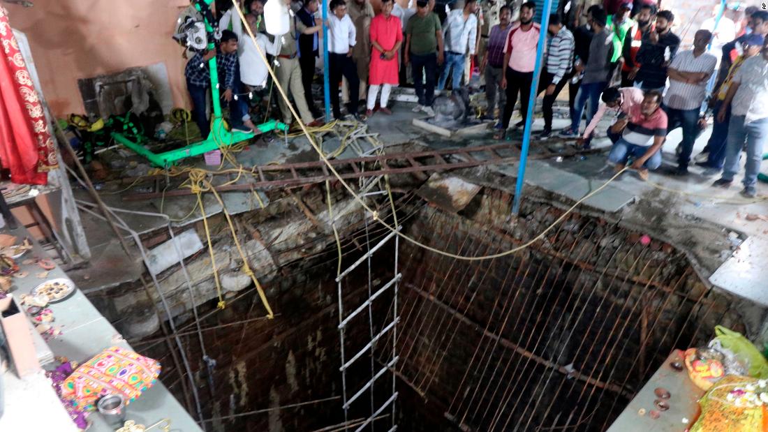 Accidente en el templo de Indore: al menos 35 muertos después de que una escalera subterránea caiga en la India
