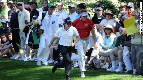 McIlroy (L) races England&#39;s Ian Poulter (R) during the Par 3 Contest prior to the 2011 Masters.