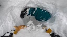 Video: Pemain papan salji yang tertimbus terbalik dalam salji diselamatkan oleh pemain ski di Mt. Baker di Washington