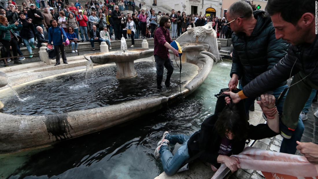 Klimaaktivisten streichen den Brunnen der Spanischen Treppe schwarz