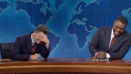 Michael Che melawak Colin Jost pada Kemas Kini Hujung Minggu ‘Saturday Night Live’ untuk April Fool’s