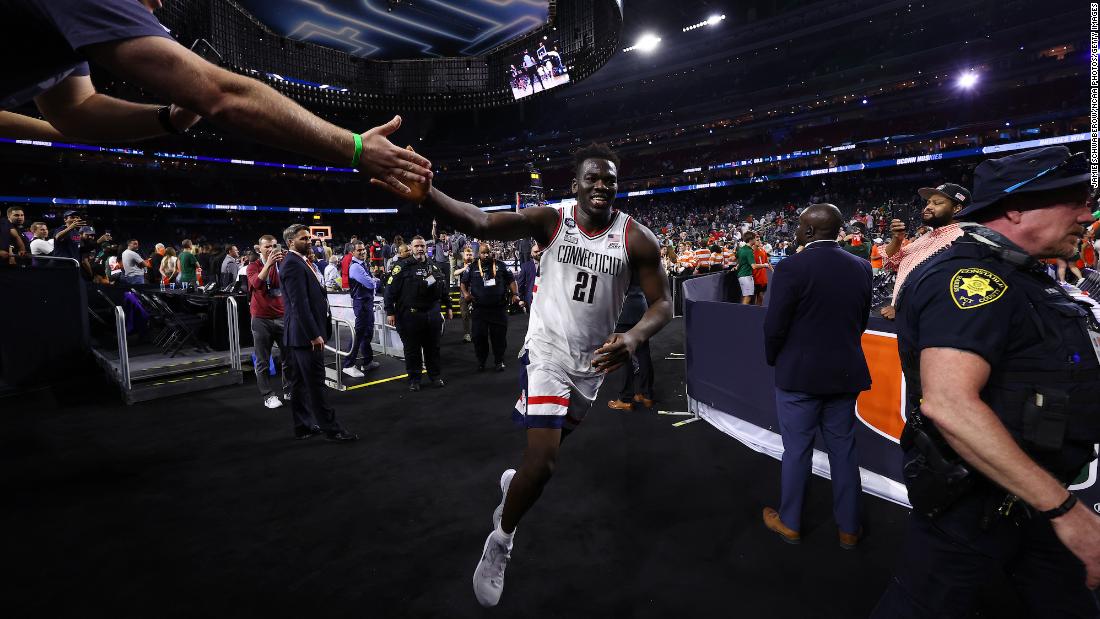 UConn derrota Miami para avançar para o jogo do título do campeonato masculino de basquete da NCAA